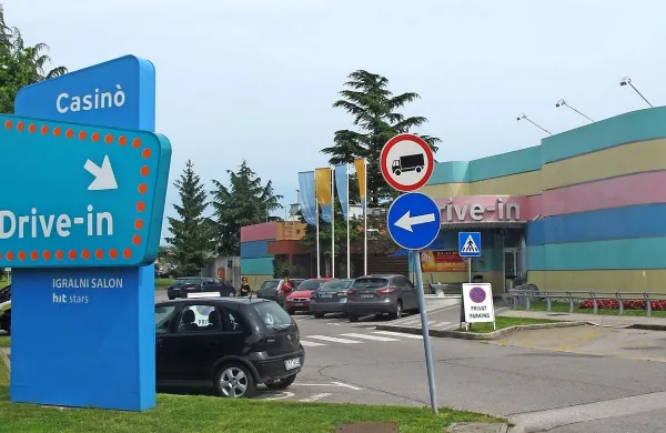 Družba Hit je prejela odločbo vlade o dodelitvi koncesije za 
prirejanje posebnih iger na srečo v igralnici Casino Drive-in v 
Šempetru pri Gorici.