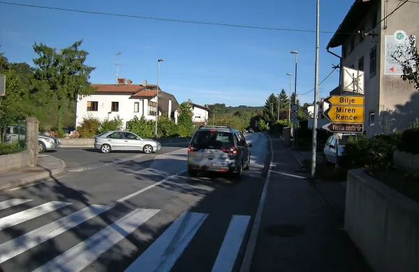 V Volčji Dragi  so v gostem prometu kolesarji zelo na 
tesnem. 