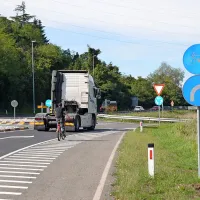 Krožišče ob vstopu v Šempeter prinese kolesarju olajšanje, v obratni smeri pa je vključevanje 
vanj ob konicah prava avantura.