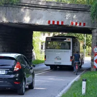 Preden gre kolesar skozi podvoz na Bazari, mora oceniti, 
kako velika vozila bodo šla sočasno skozi.