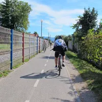 Pot med Šempetrom in Novo Gorico je lepo urejena in 
priljubljena med kolesarji. 