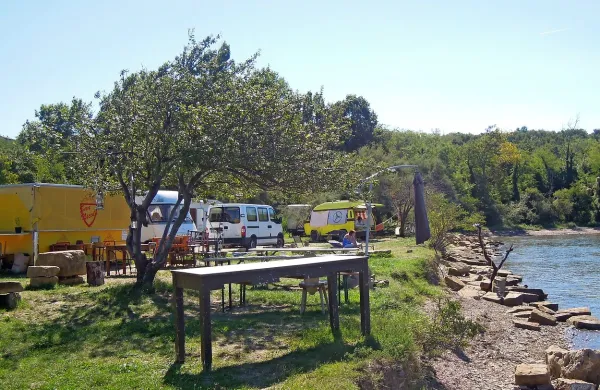 Mali rtič ob našem obisku ni bil nasmeten, pač pa urejen na 
svoj prijeten, nekoliko divji način. Kamperisti, ki smo jih 
srečali, so večinoma nameravali ostati nekaj dni.