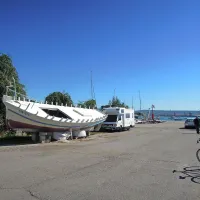 Da je konec turistične sezone, se pozna tudi na območju pod 
Valdoltro, kjer ni nobene gneče več, pač pa samo osamljeni 
kamperisti.