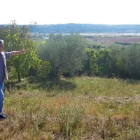 S kmetijskih zemljišč je čudovit razgled na sečoveljsko dolino 
in soline, zato Jože Bartol meni, da mu ne dovolijo graditi, da 
bi zemljišče prodal. 