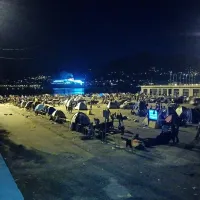 Turisti prvi podajo roko beguncem