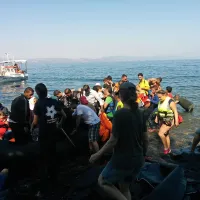 Tretji največji grški otok Lesbos v tem času ni le sanjski otok 
ornitologov, turistov, ljubiteljev grške tradicije in neokrnjene 
narave, ampak je vstopna točka v “obljubljeno” Evropo za 
tisoče beguncev iz Sirije, Iraka, Afganistana in Pakistana, ki 
dnevno nezakonito iz Turčije prihajajo na severno obalo 
otoka.