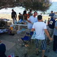 Turisti prvi podajo roko beguncem