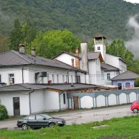 “Hotel Marjan” je v resnici že dolgo zaprt objekt  Paradiso, v 
katerem  bi bilo treba  še marsikaj urediti, da bi bil primeren za 
bivanje.      
