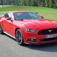Poskočni mustang piha na dušo ljubiteljem športne vožnje.
