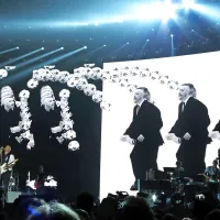Eros Ramazzotti je velik ljubitelj nogometa, zato tudi na tokratni turneji ne manjka tovrstnih poudarkov. Črno-bela 
oprava naj bi bila med drugim poklon njegovemu omiljenemu klubu - Juventusu.