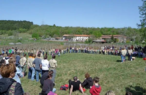 Kraški taborniki Roda Kraških j'rt (na fotografiji na enem izmed svojih “prestopov”, na katerih 
sprejemajo mlade člane) bodo prvič gostili vsedržavno orientacijsko tekmovanje.