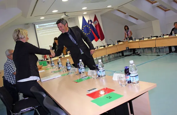 Na nadaljevanju izredne seje, ki jo je skupina svetnikov ponovno obstruirala, je župan napeto vzdušje nekoliko razbil z 
rojstnodnevnim voščilom dvema svetnikoma, Tamari Bizjak in Zvonetu Černaču.