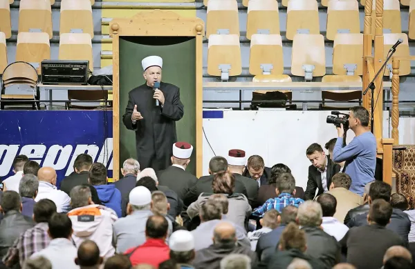 Hafiz Špendi Fidani je v nagovoru zbrane vernike v dvorani na 
Kodeljevem v Ljubljani ob začetku štiridnevnega muslimanskega praznika kurban bajram med drugim pozval k 
pomoči tistim, ki jo potrebujejo. 