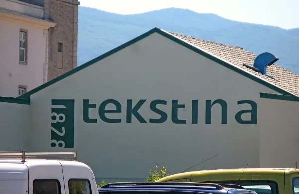 Ajdovska družba Svila In je danes objavila namero za 
prevzem tekstilne tovarne Tekstina iz Ajdovščine.