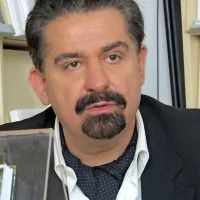 Egon Pelikan: “Gre za avtobusno demokracijo kot 
pri Slobodanu Miloševiću, kjer se odpušča tiste, ki 
bi lahko volili proti, zaposluje pa tiste, ki bi volili 
za.”