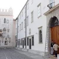 Tik pred rektorskimi volitvami se ene raziskovalce na Univerzi 
na Primorskem zaposluje, druge pa odpušča. Vodstvo univerze zavrača očitke o kadrovski čistki. 