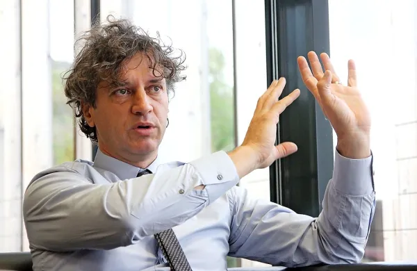 Robert Golob: “Če HSE s pomočjo politike uspe 
sovražni prevzem Gen energije, bo  skupina Gen 
razpadla, Gen-i bo naprodaj in del slovenskega 
trga, ki ga danes obvladuje Gen-i, bo končal v 
tujih rokah.”