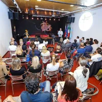 Prenovljena dvorana novega CMK-ja: iz starih časov je 
ohranjena mala plastika na odru.