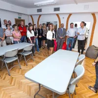 Mojca Vojska (desno) je vabljenim predstavila prostore, ki 
sestavljajo 470 kvadratnih metrov velik CMK. 