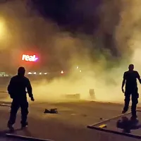 Temna plat nemške “kulture dobrodošlice” so nasilni protesti skrajnih desničarskih skupin, ki tujce krivijo za 
socialne težave v državi. A statistika je na strani zagovornikov sprejemanja: trg delovne sile jih nujno potrebuje.