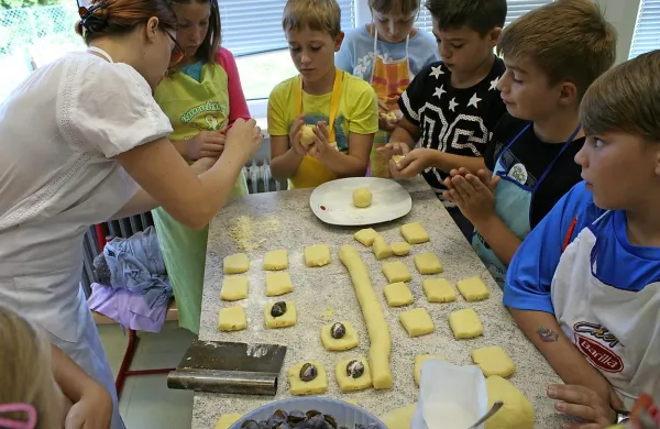 Tako so divaški petošolci ob pomoči Ksenje Krajšek 
Mahorčič oblikovali tradicionalne “češpove njoke”.

