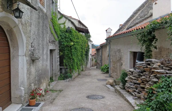 Razloge za nižanje letošnjega komenskega  proračuna je poleg nižje povprečnine, s čimer  
država rešuje svoj proračun,  tudi zavrnitev plačila gradnje  komunalne infrastrukture v 
Štanjelu.  