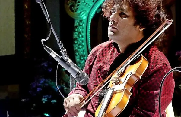 Džohar Ali Khan je sicer sin in naslednik pokojnega Ustada 
Goharja Alija Khana, enega največjih violinskih genijev.