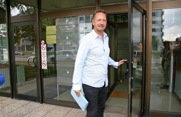 Borisa Popoviča so  na koprsko okrožno sodišče včeraj 
pripeljale domnevne žalitve na račun novinarke Evgenije  
Carl.