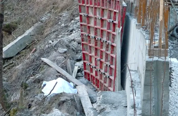 Izvedenec gradbene stroke bo odgovoril na dodatna 
vprašanja o sili, ki je zvrnila opaža.