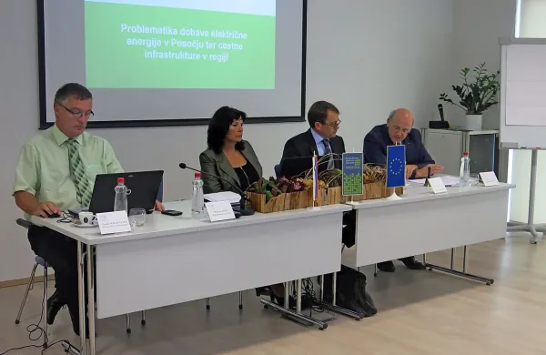 Zaradi težav pri oskrbi z električno energijo ter slabe cestne 
infrastrukture nastaja gospodarstvu v Zgornjem Posočju 
velika gospodarska škoda, opozarjajo severnoprimorski gospodarstveniki.