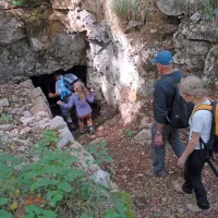 Škabrijel je še danes prepreden s strelskimi jarki in preluknjan s kavernami.