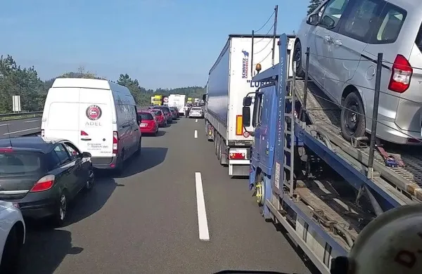 Med tovornjaki na voznem in širšimi vozili na prehitevalnem 
pasu  na avtocesti zlahka zmanjka prostora za gasilska in  
reševalna vozila.