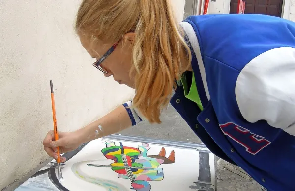 Dneve evropske kulturne dediščine so obeležili tudi dijaki in 
šolarji, udeleženci ex-tempora v središču Kopra.  Asja Jakopič, dijakinja 1. letnika splošne gimnazije Koper,  je naslikala violončelista in čustva, ki vejejo iz njegove glasbe ter 
potujejo nad Koprom.