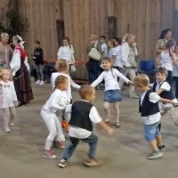 V Monfortu so otroci in  mladi predstavljali praznične običaje 
z različnih delov Slovenije. 