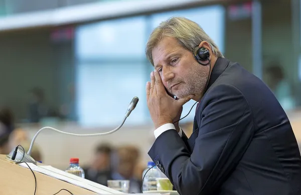 Evropski komisar za širitev Johannes Hahn je v danes 
objavljenem pogovoru za nemški Die Welt ocenil, da bi lahko 
v roku dveh let odpravili vizume za turške državljane, ki bi 
potovali v schengensko območje, če bodo za to izpolnjenih 
ustrezni pogoji.