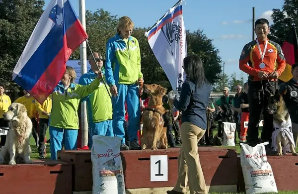 Slovenija je danes dobila novo svetovno prvakinjo v iskanju 
pogrešanih oseb z reševalnimi psi. Nevenka Štor s svojo 
psičko Neli je namreč zmagala v iskanju pogrešanih oseb v 
gozdu. 