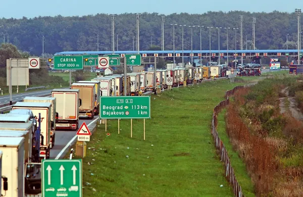 Pred preklicem zapore so se  na  srbski strani mejnega prehoda Batrovci-Bajakovo   nabirale 
dolge kolone tovornjakov. 