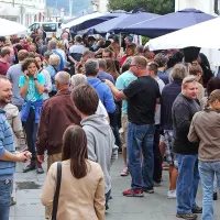 Čiliada je na Manziolijev trg in v Ljubljansko ulico pritegnila 
množico ljubiteljic in ljubiteljev pekočega.