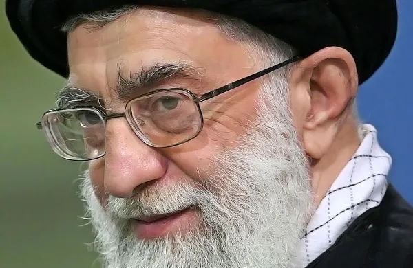 Iranski vrhovni voditelj, ajatola Ali Hamenej je danes od 
Savdske Arabije zahteval opravičilo za tragedijo ob koncu 
hadža oziroma romanja muslimanov v Meko, v kateri je 
življenje izgubilo 769 romarjev, od tega najmanj 144 Irancev. 