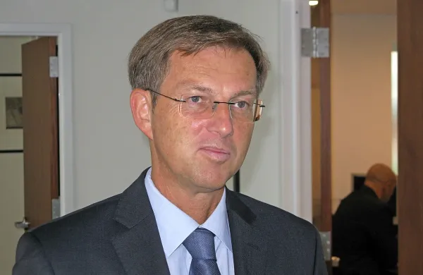 Premier Miro Cerar meni, da se mora begunska kriza najprej 
reševati v državah izvora, zato so srečanja, kot bo ponedeljkovo med predsednikom ZDA Barackom Obamo in 
ruskim predsednikom Vladimirjem Putinom, pomembna. 
