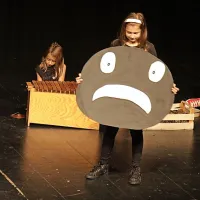  Učenci OŠ Šturje so pripravili  predstavo Piščanček Piki. 