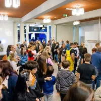 Mladostna zagnanost in svetloba sta premagali temo