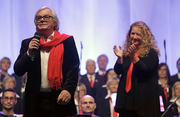 Za uvod v koncert so poskrbeli pevci tržaškega partizanskega pevskega zbora z Ladom Leskovarjem, ki mu je 
zaploskala tudi dirigentka Pia Cah.  