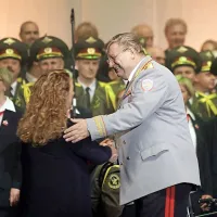 Zborovodkinja tržaškega zbora Pia Cah je čestitala in se s 
šopkom rož zahvalila dirigentu generalu Viktorju Eliseevu.