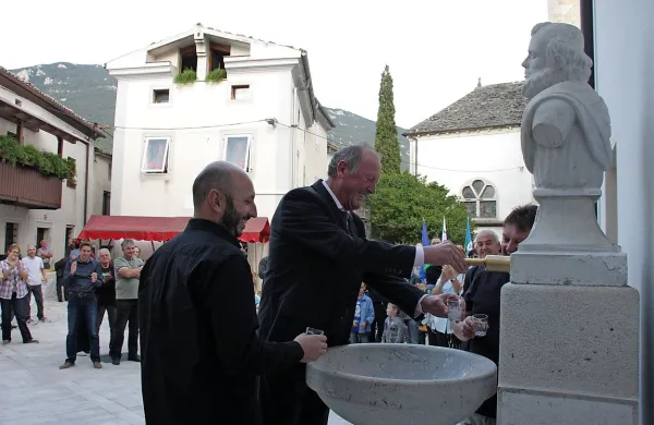  Z vodo iz pitnika so si najprej nazdravili župan Ivan Princes, 
predsednik sveta KS Matjaž Furlan (levo) in podpredsednik 
Darko Rosa.