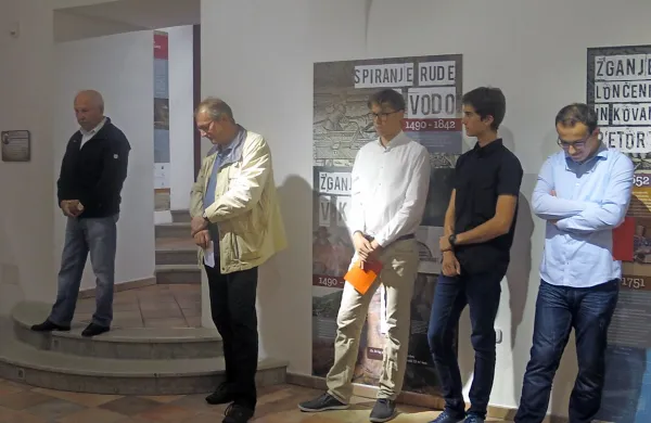 U fabrk je razstava, ki poglobljeno seznanja z doslej najbolj 
zanemarjenim, končnim pridobivanjem živega srebra. 

      


