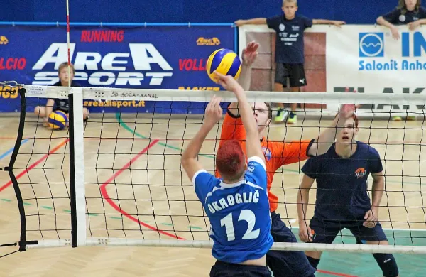 Kanalski dvoboj Jure Okroglič (Salonit) : Matija Jereb (ACH 
Volley) je v tej akciji dobil Okroglič. 
