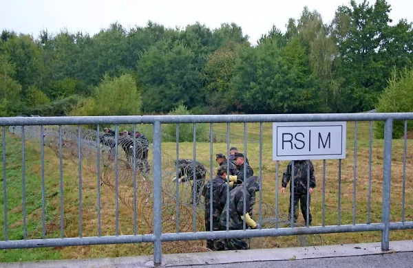 Vojaki so žico postavili in jo že po komaj 24 urah hiteli 
odstranjevati.