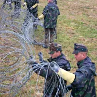 Rokavice in zaščita za rokave pri neprijetnem opravilu.
