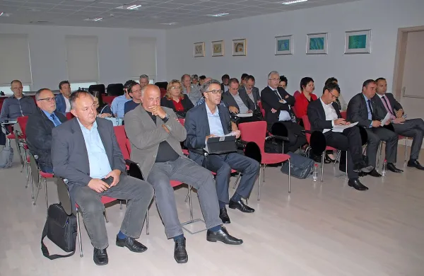 Udeleženci na seji so si bili edini, da tečejo postopki pri 
odpravljanju motenj v oskrbi z električno energijo in obnovi 
cest prepočasi.